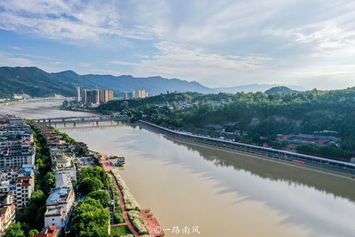 四川广元冷门景点,网上难以查到资料,芦苇林映衬城市建筑美如画